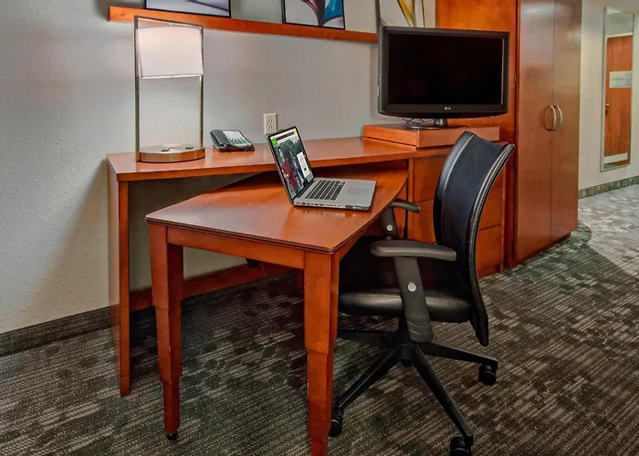 Courtyard By Marriott Alexandria
